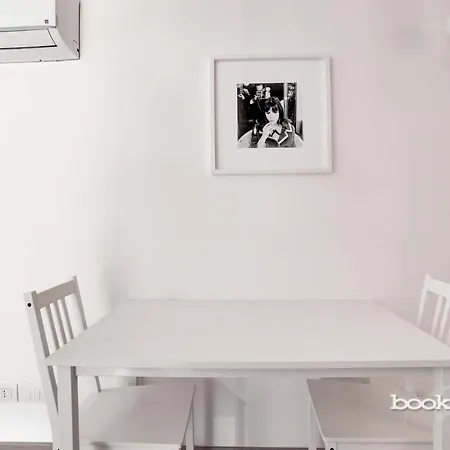 Hide Out - Bookwedo * Roma